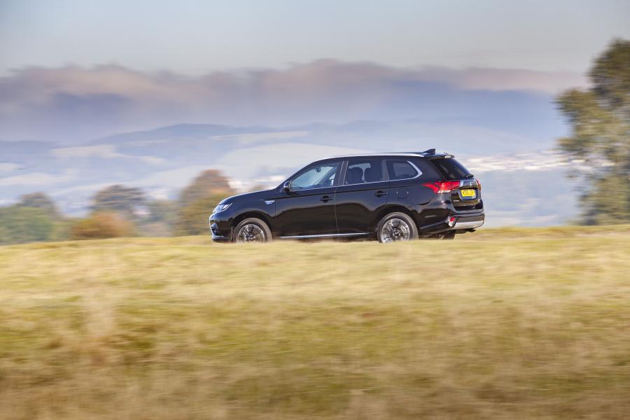  Mitsubishi Outlander PHEV Juro 2016 года  (UK) (фото 4 из 46)